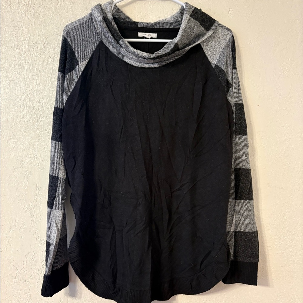 Maurices Charcoal and Black Knit Top Size: M